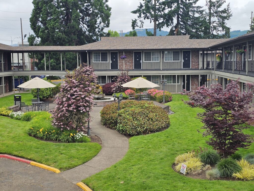 Village Inn - Image 5