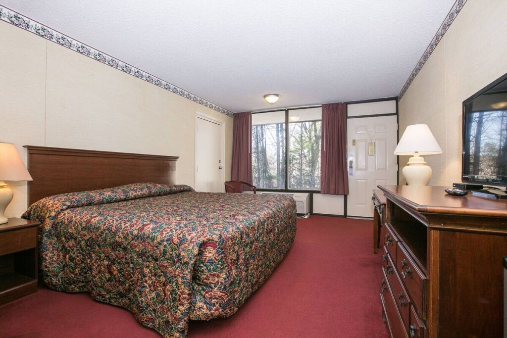 Candlewick Inn and Suites - Image 1