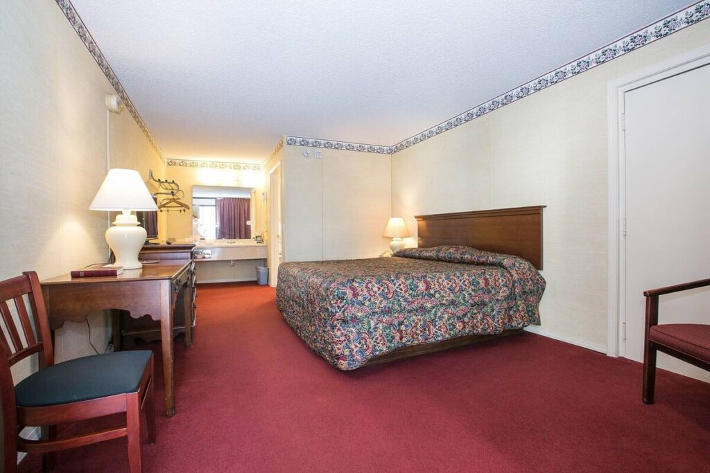 Candlewick Inn and Suites - Image 2