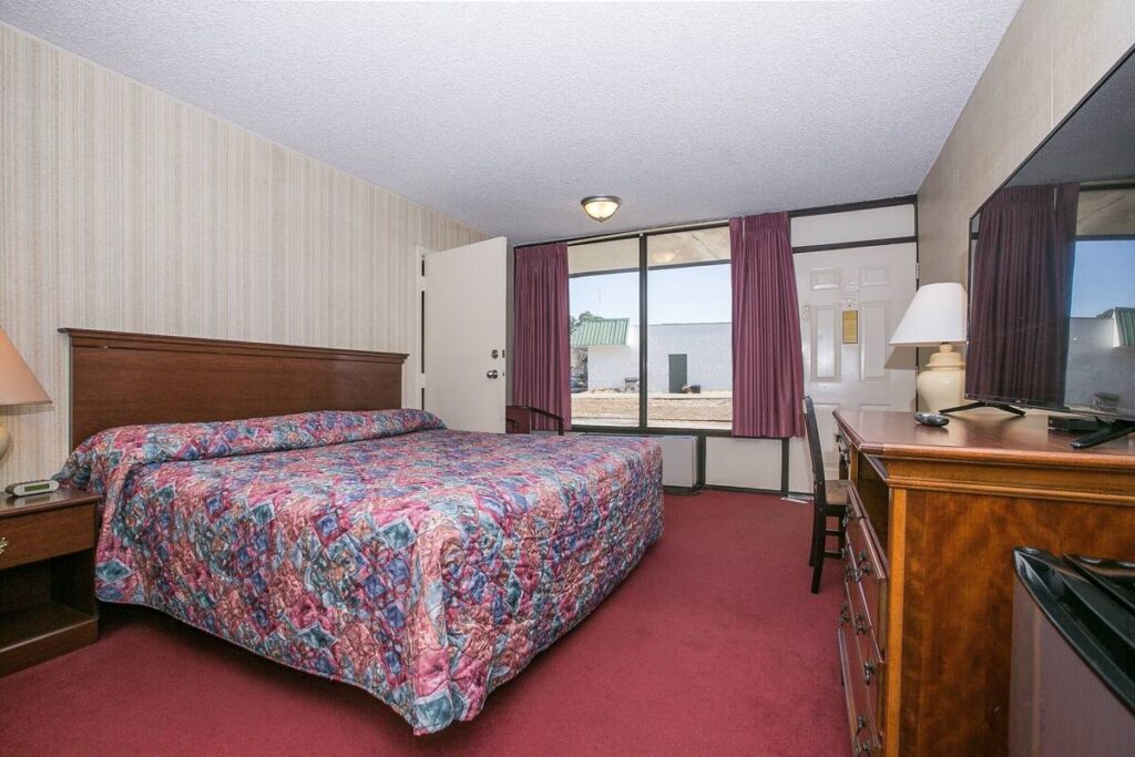 Candlewick Inn and Suites - Image 3
