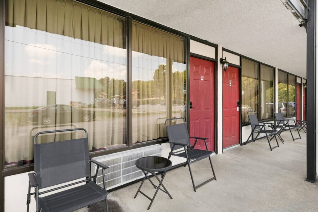 Candlewick Inn and Suites - Image 4