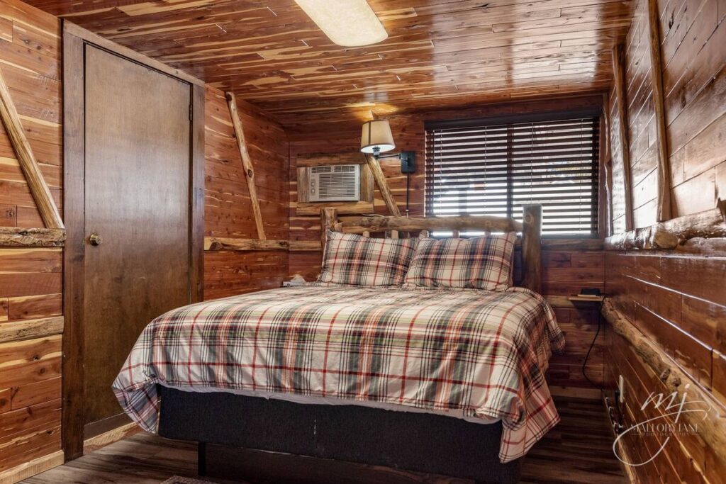 Log Cabin Inn - Image 2