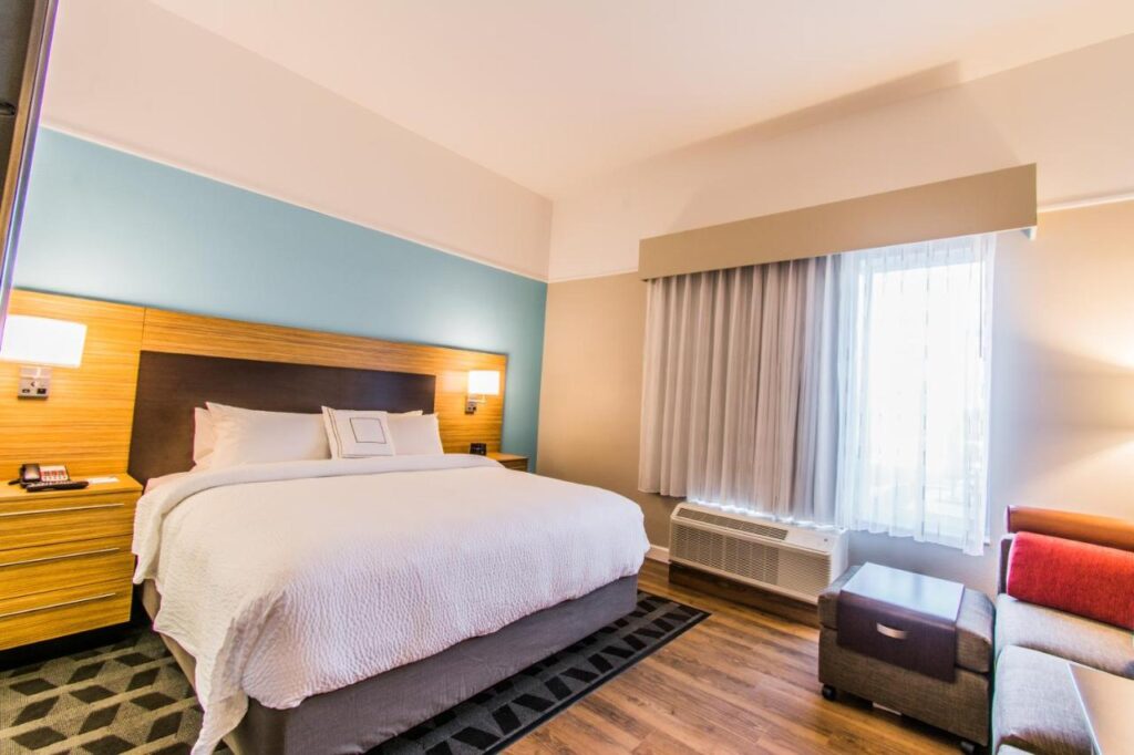 TownePlace Suites by Marriott Evansville Newburgh - Image 4