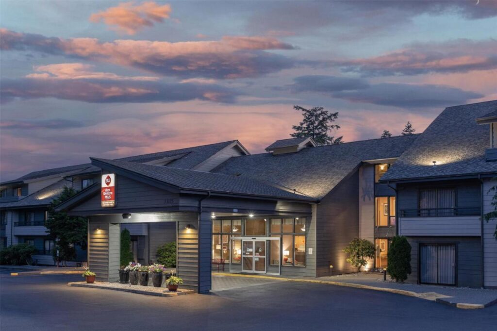 Best Western Plus Oak Harbor Hotel & Conference Center - Image 1