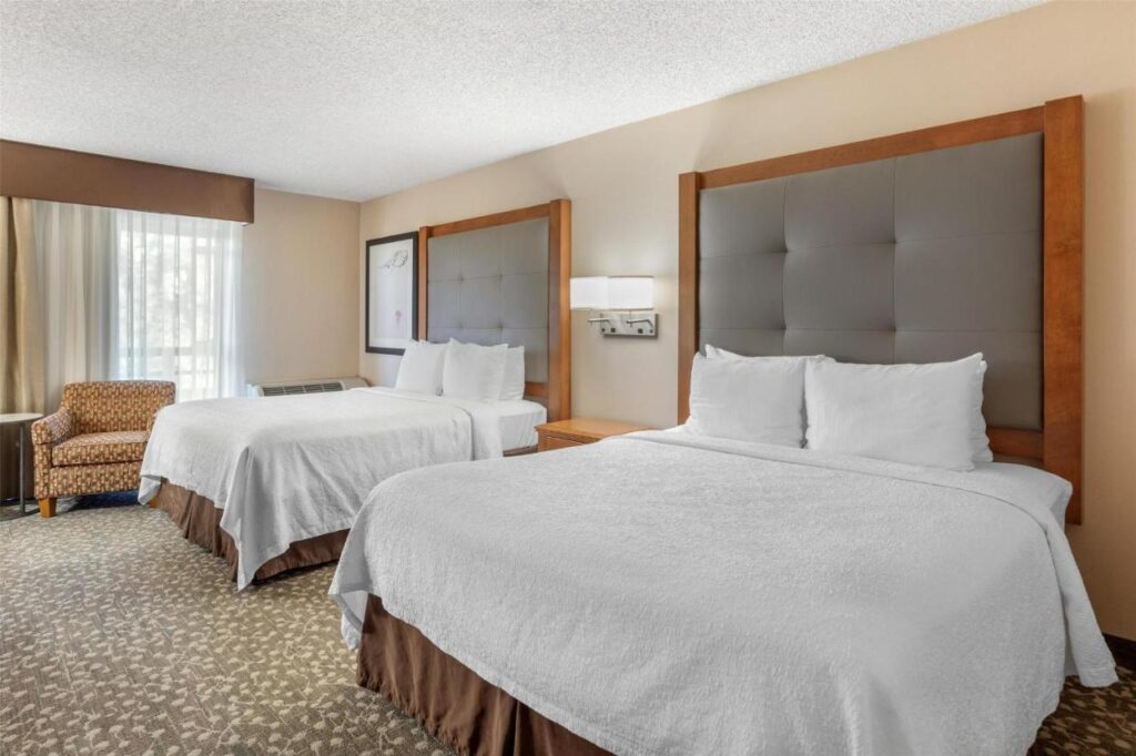 Best Western Plus Oak Harbor Hotel & Conference Center - Image 4