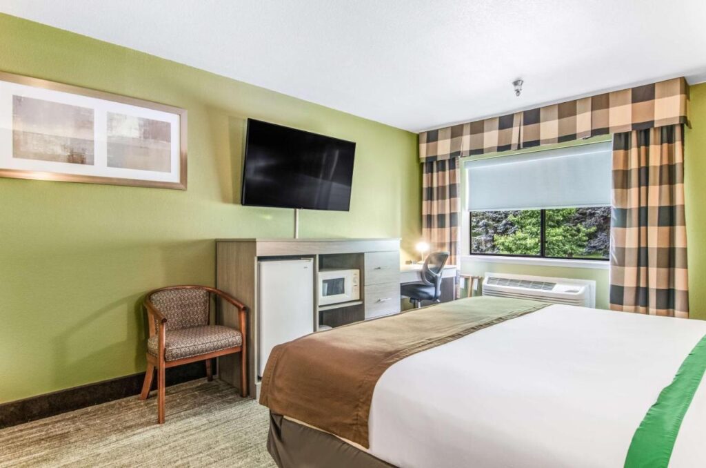 GuestHouse Inn & Suites Poulsbo - Image 2