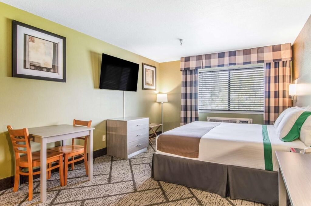 GuestHouse Inn & Suites Poulsbo - Image 4