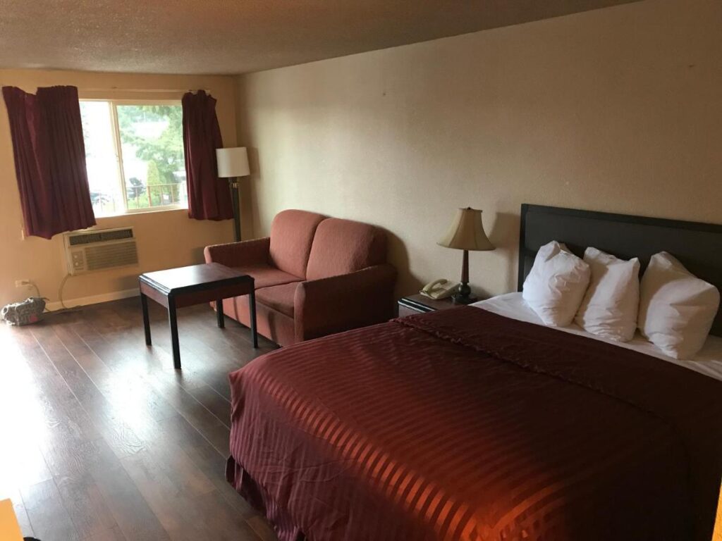Smokey Point Motor Inn - Image 1