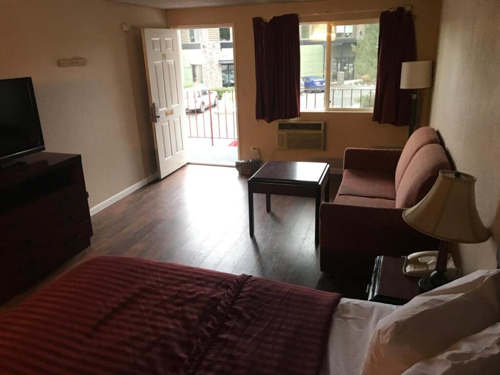Smokey Point Motor Inn - Image 2