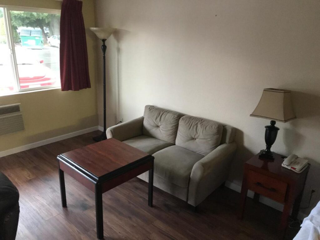 Smokey Point Motor Inn - Image 3