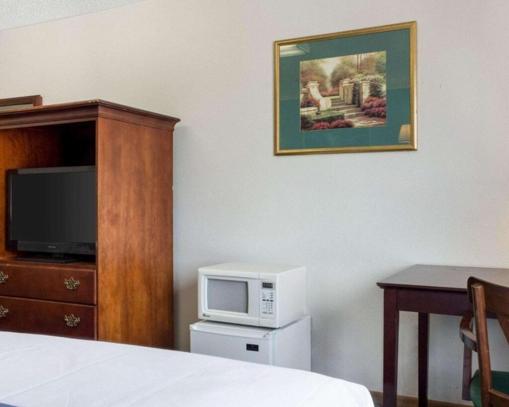 Rodeway Inn - Image 2