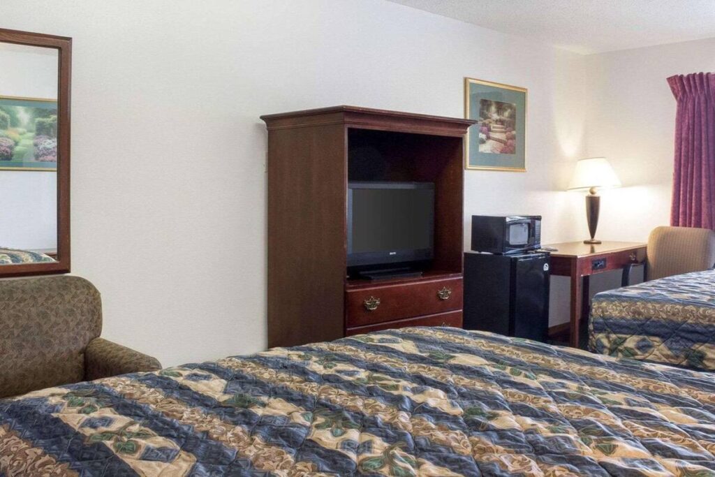 Rodeway Inn - Image 5