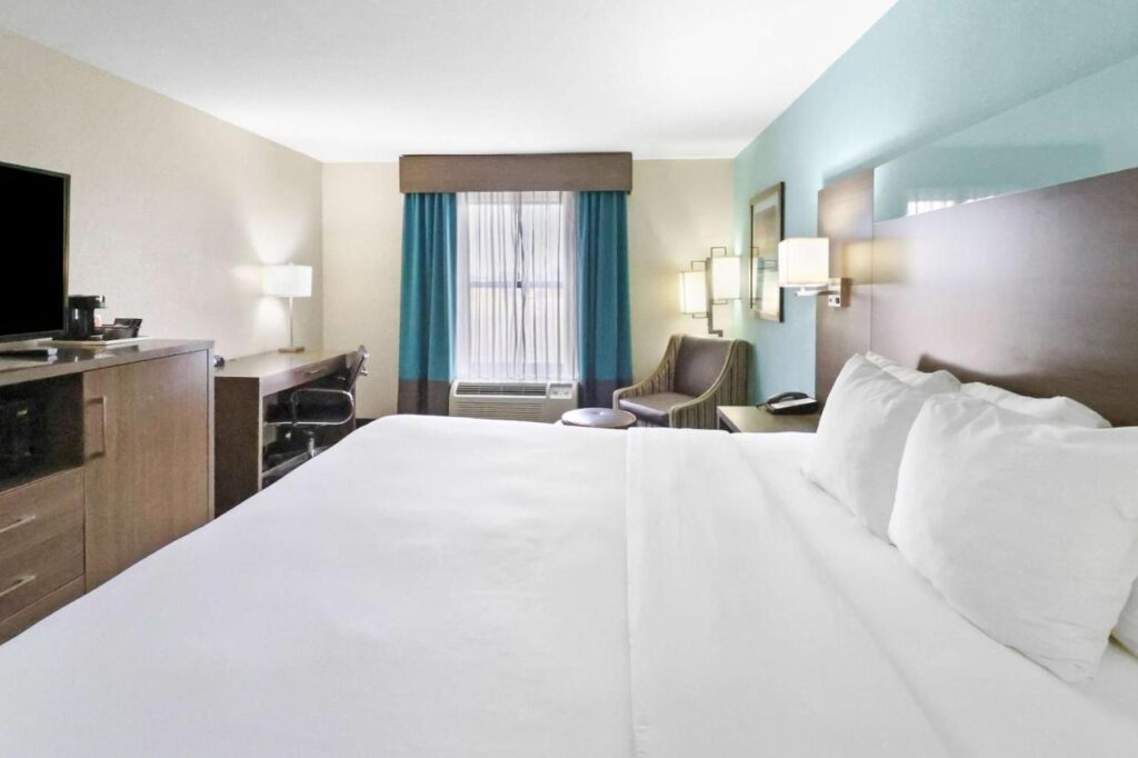 Comfort Inn Dunn near I-95 - Image 6
