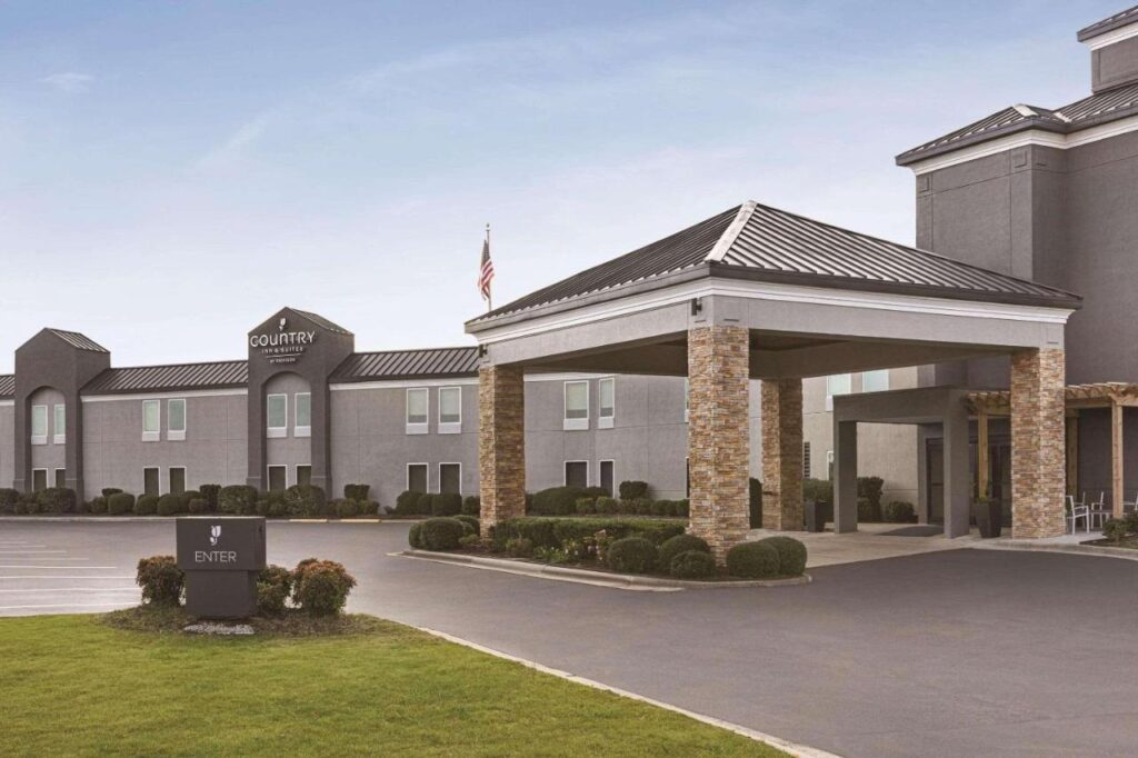 Country Inn & Suites by Radisson, Dunn, NC - Image 1