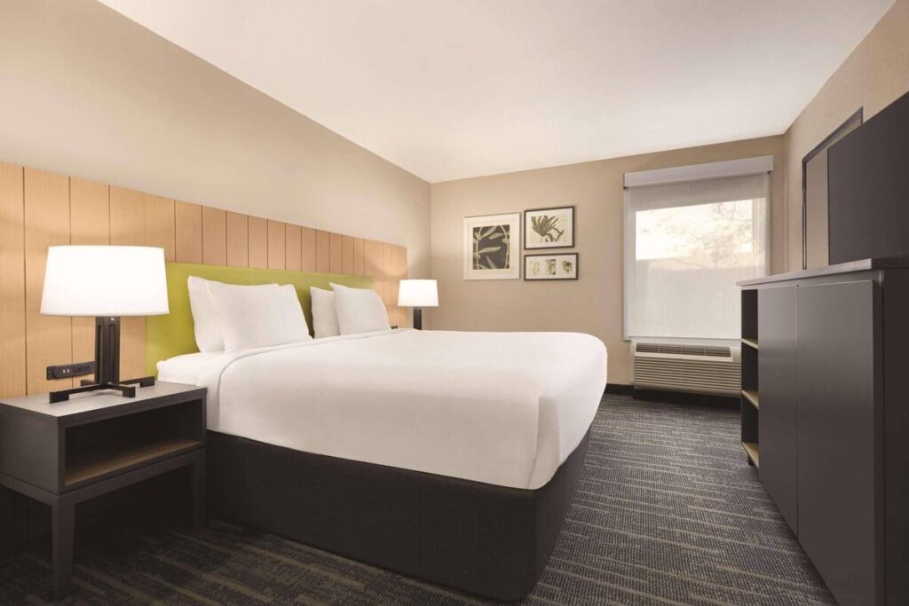 Country Inn & Suites by Radisson, Dunn, NC - Image 4