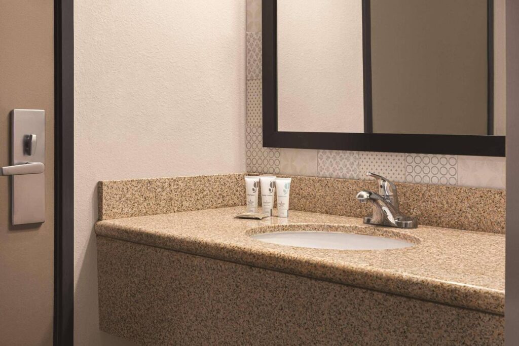 Country Inn & Suites by Radisson, Dunn, NC - Image 6
