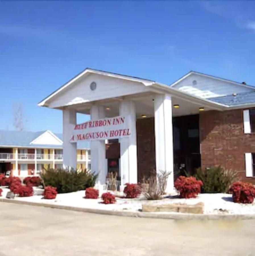 Blue Ribbon Inn and Suites - Image 1
