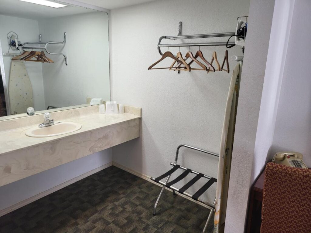 Blue Ribbon Inn and Suites - Image 3