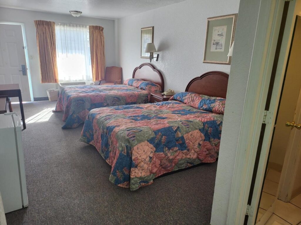 Blue Ribbon Inn and Suites - Image 5