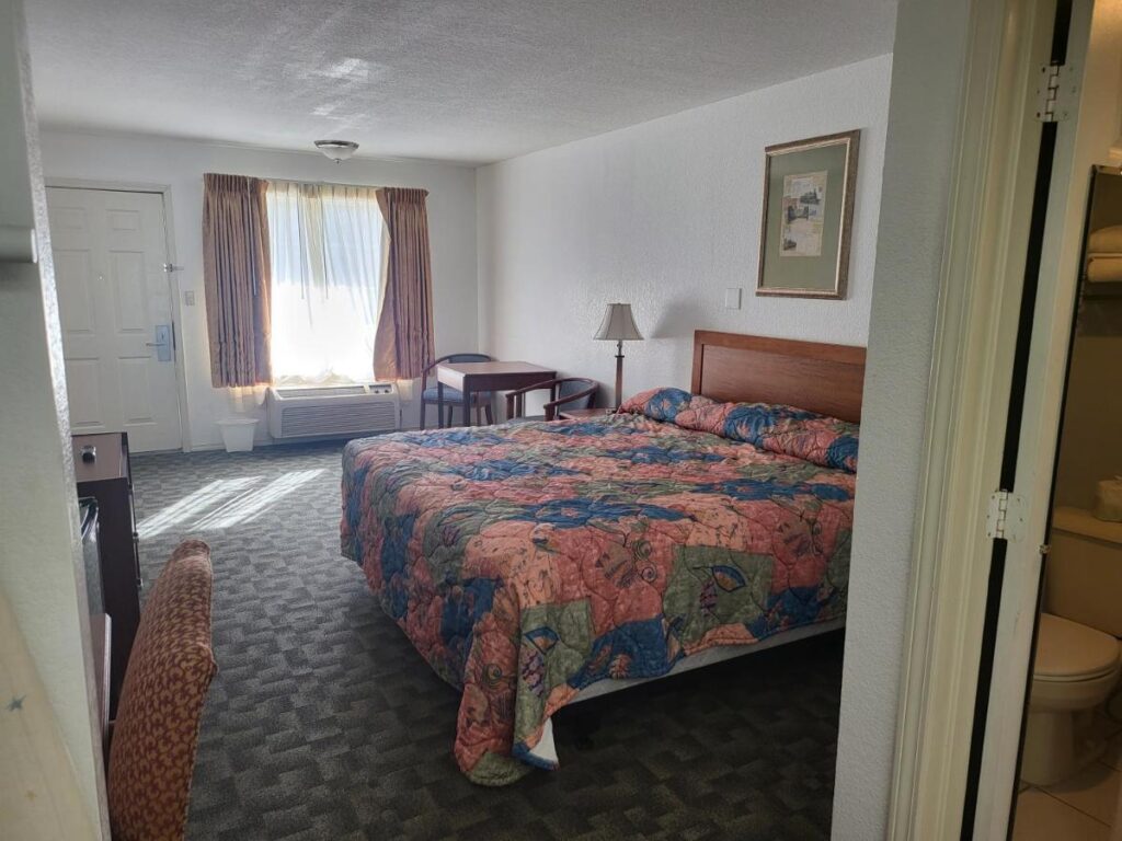 Blue Ribbon Inn and Suites - Image 6