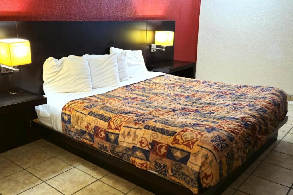 River Valley Inn and Suites - Image 3