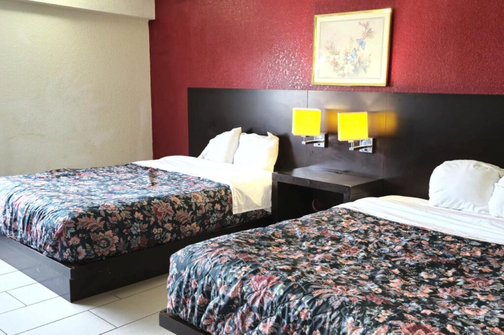 River Valley Inn and Suites - Image 4
