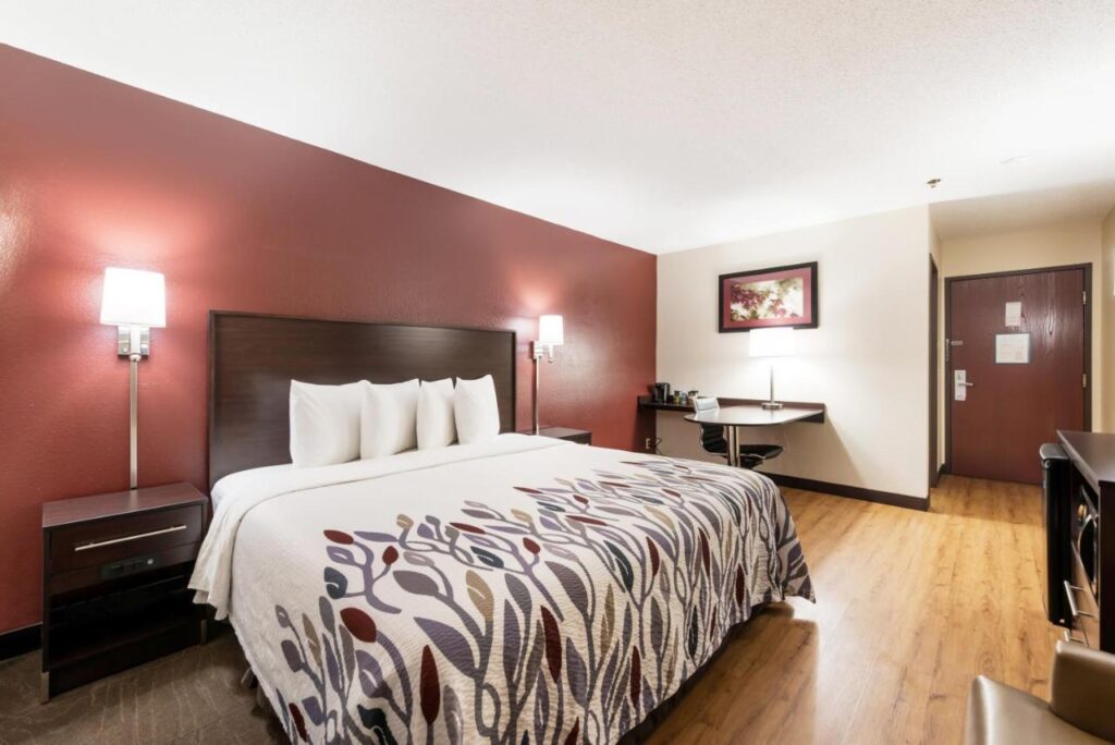 Red Roof Inn Auburn - Image 2