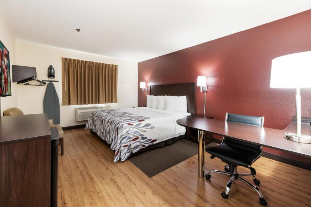 Red Roof Inn Auburn - Image 3