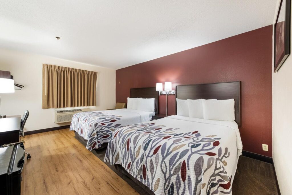 Red Roof Inn Auburn - Image 4