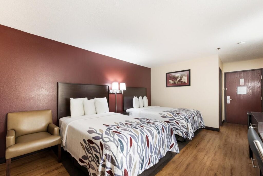 Red Roof Inn Auburn - Image 5