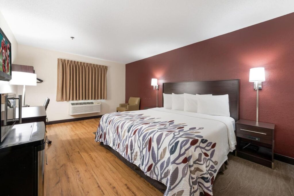 Red Roof Inn Auburn - Image 6