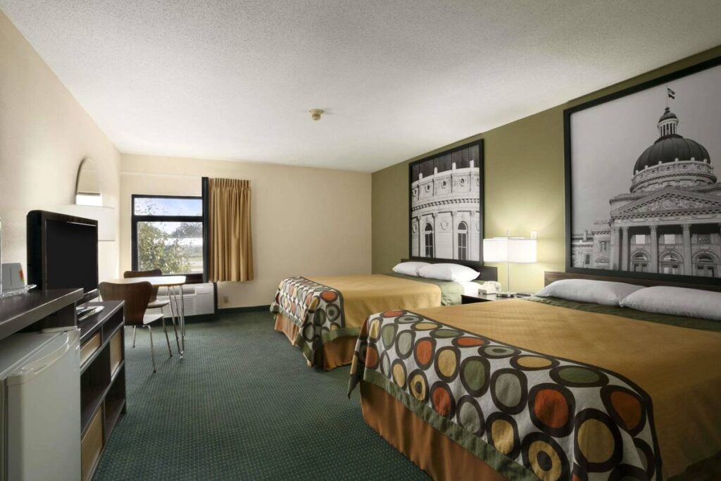 Super 8 by Wyndham Columbia City - Image 2