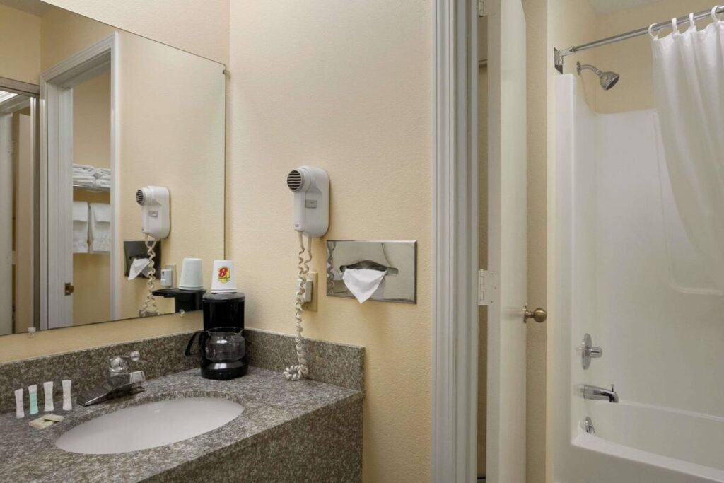Super 8 by Wyndham Columbia City - Image 4