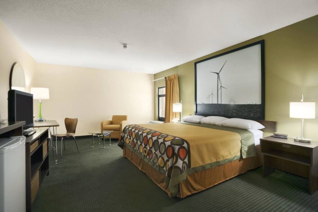 Super 8 by Wyndham Columbia City - Image 5