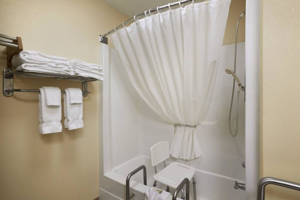 Super 8 by Wyndham Columbia City - Image 6