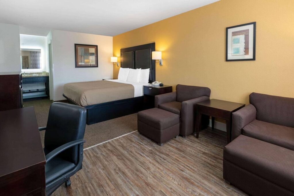 Days Inn by Wyndham Granbury - Image 1