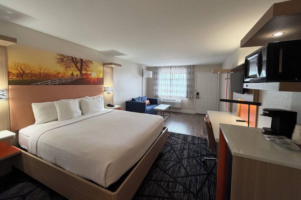Days Inn by Wyndham Granbury - Image 4