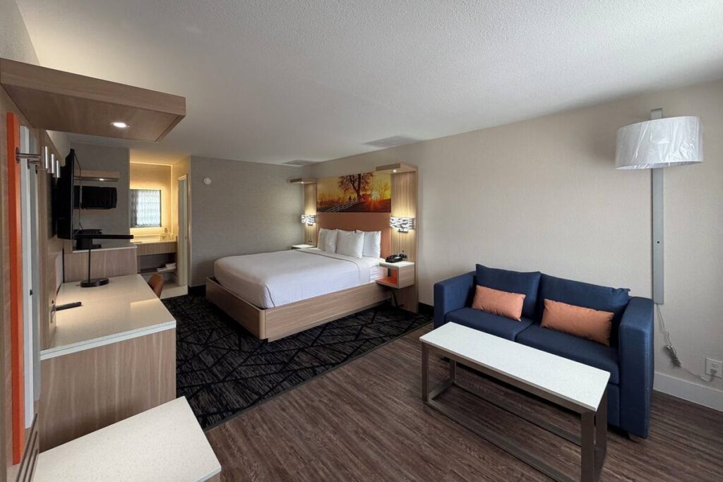 Days Inn by Wyndham Granbury - Image 5