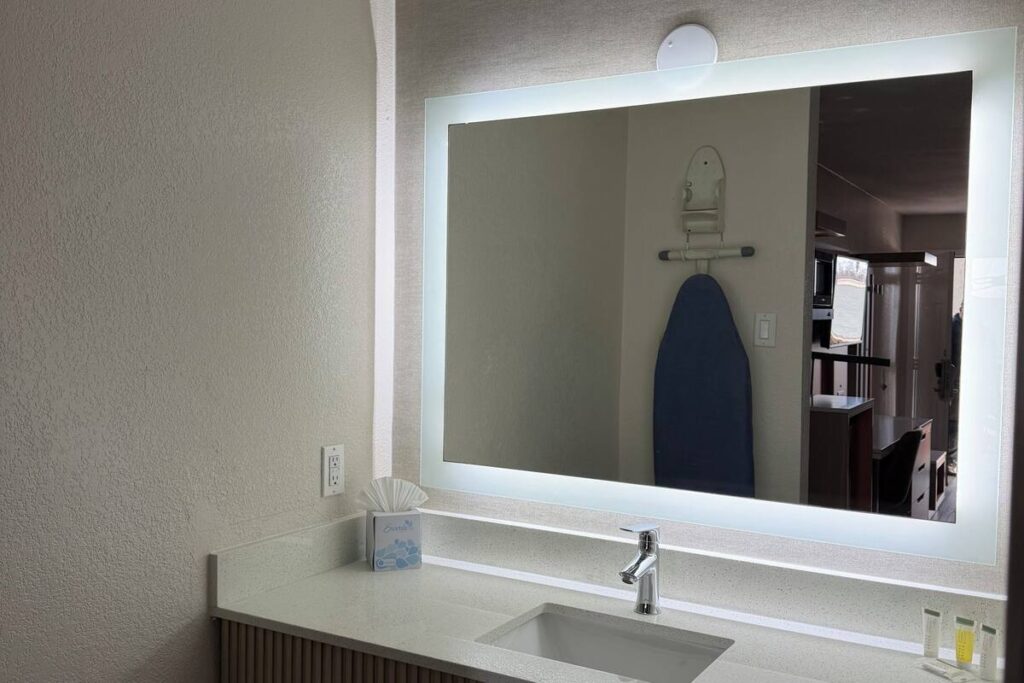 Days Inn by Wyndham Granbury - Image 6