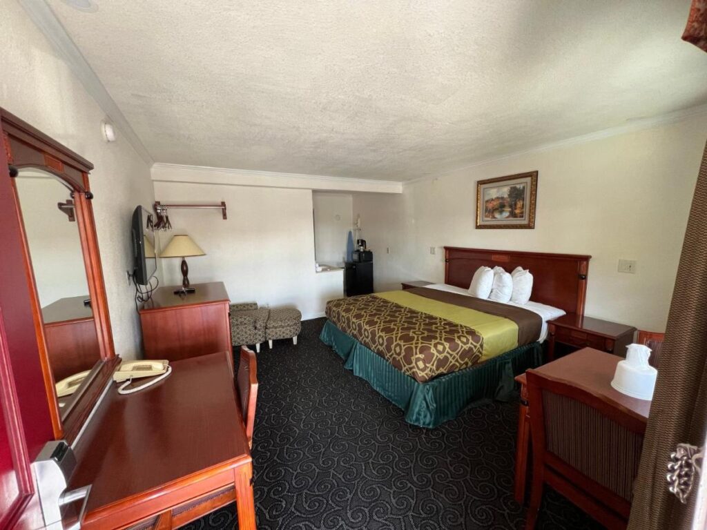 Americas Best Value Inn Hanford - Image 3