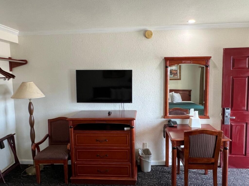 Americas Best Value Inn Hanford - Image 4