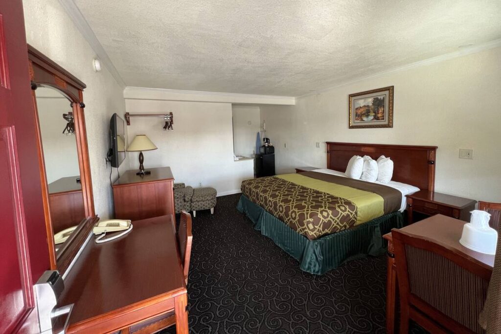 Americas Best Value Inn Hanford - Image 6