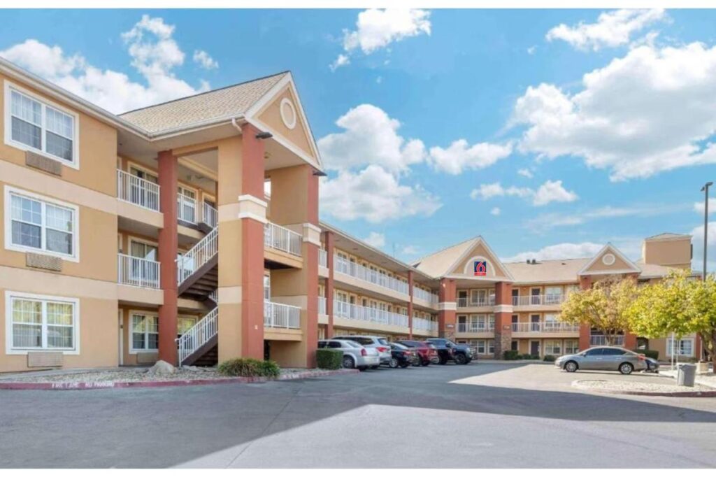 Studio 6 Suites Fresno North CA - Image 1