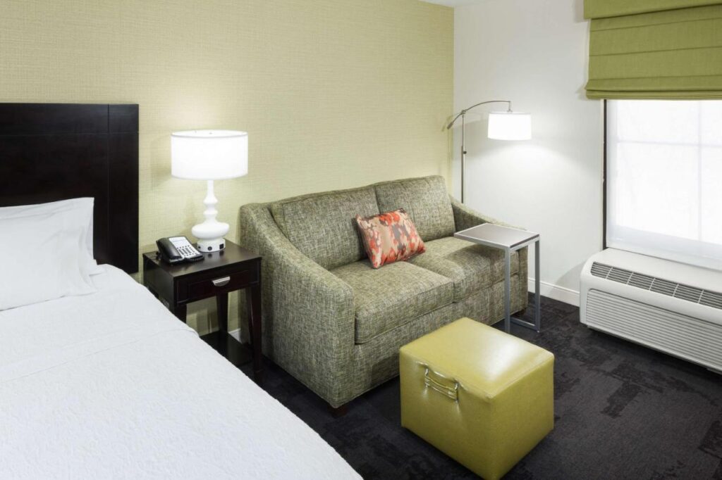Hampton Inn & Suites Gainesville Downtown - Image 2