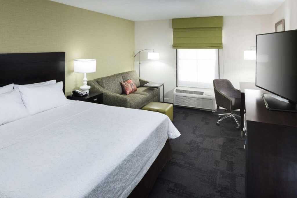 Hampton Inn & Suites Gainesville Downtown - Image 3