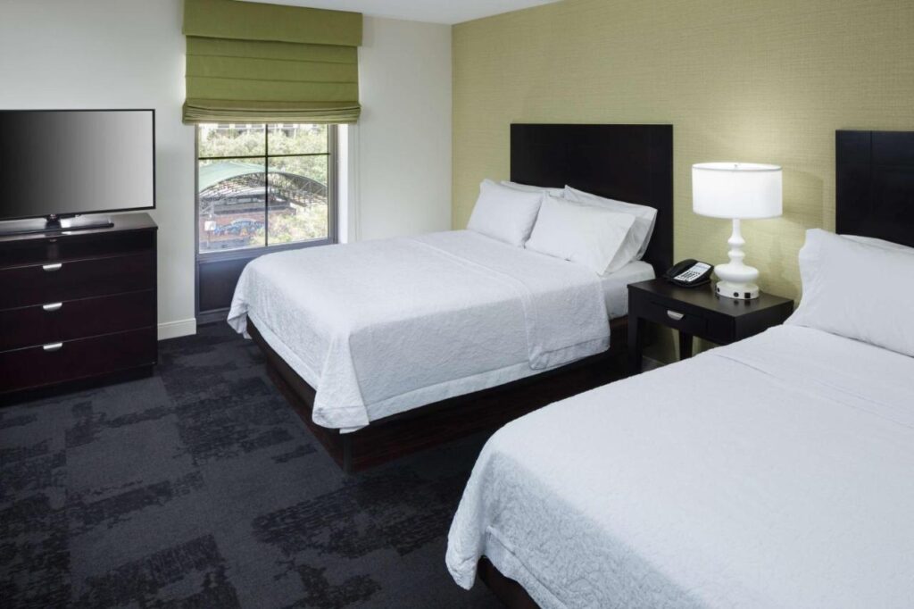 Hampton Inn & Suites Gainesville Downtown - Image 4