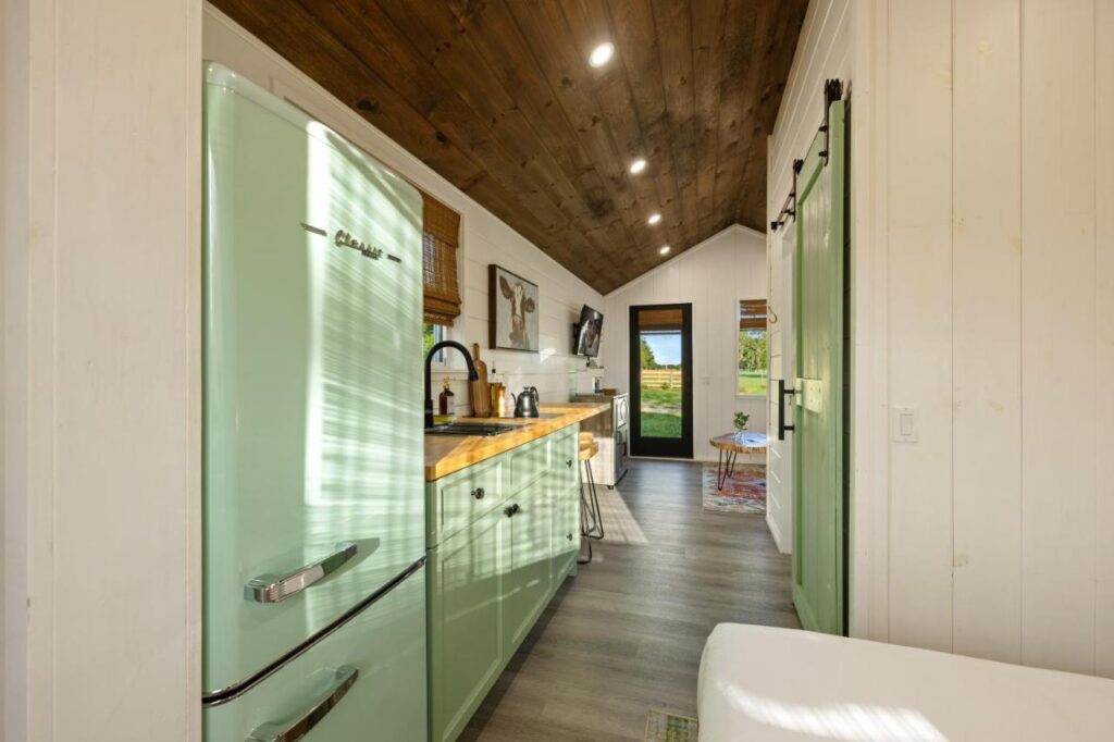 Vista Verde Farm Retreat - Stylish Cabins Nearby Springs - Image 3