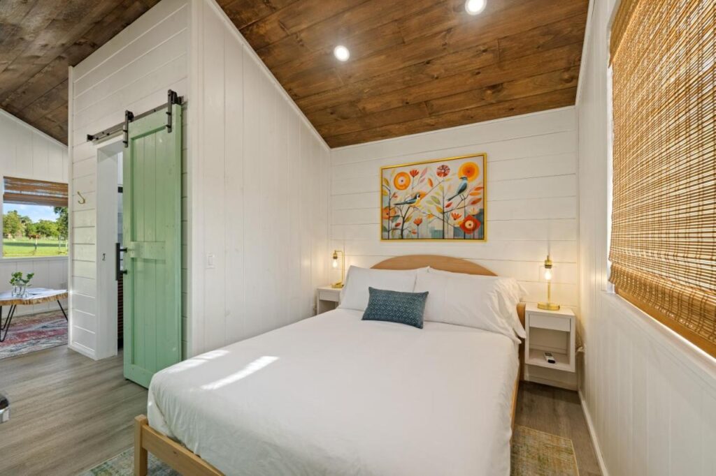 Vista Verde Farm Retreat - Stylish Cabins Nearby Springs - Image 4