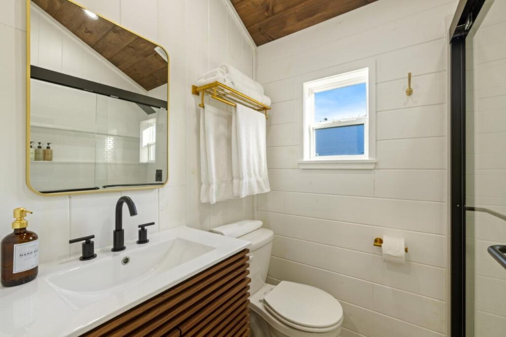 Vista Verde Farm Retreat - Stylish Cabins Nearby Springs - Image 5