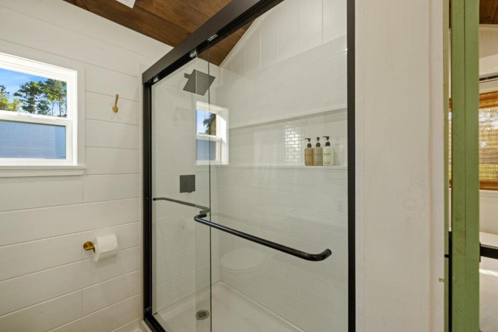 Vista Verde Farm Retreat - Stylish Cabins Nearby Springs - Image 6